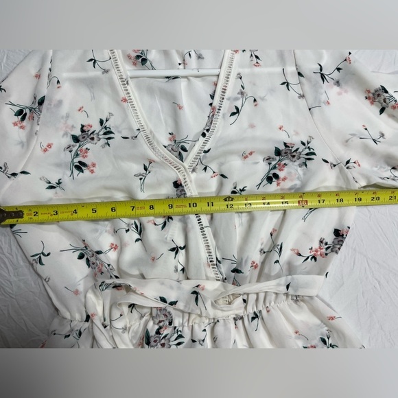 Sienna Sky white floral wrap waist V-neck blouse women’s size L - Picture 12 of 17